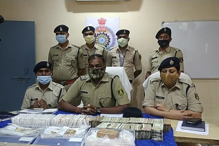 बड़ी कार्रवाई: ओडिशा बॉर्डर से 4 किलो सोना और 32 लाख कैश के साथ 3 आरोपी गिरफ्तार | mahasamund – News in Hindi
