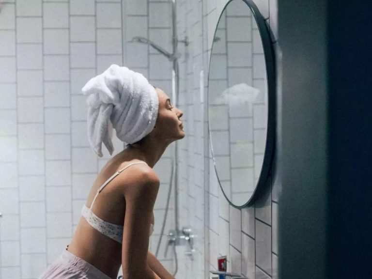 skin care routine: महंगे ब्यूटी प्रोडक्ट्स को छोड़ें और सुबह उठते ही करें ये काम, सेलिब्रिटी जैसा चमकेगा चेहरा – morning skin care routine steps you should follow for younger and brighter skin