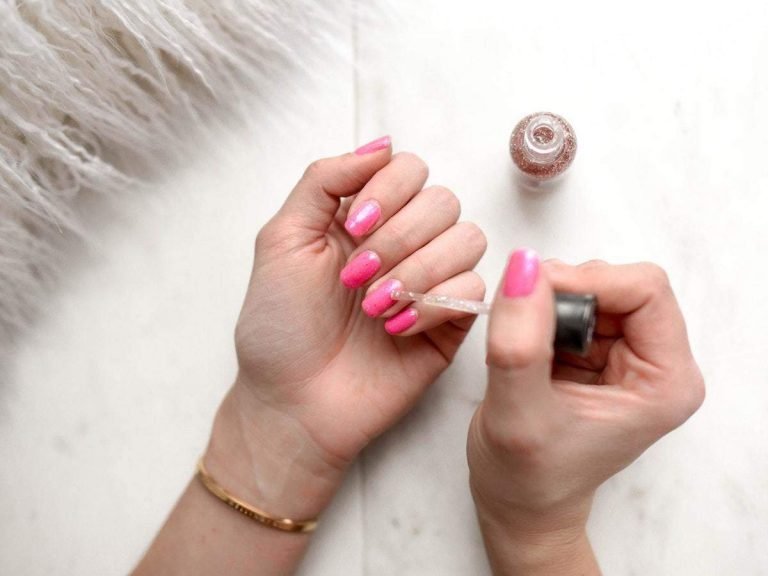 manicure at home: 5 आसान से स्टेप्स में घर पर ही करें मैनीक्योर, घर पर बनाएं चुटकियों में बनाएं स्क्रब – how to manicure at home step by step in hindi