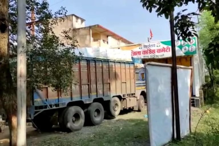 मारवाही उपचुनाव: कांग्रेस कार्यालय के पास पकड़ा गया साड़ियों से भरा ट्रक, BJP ने लगाए आरोप | bilaspur – News in Hindi