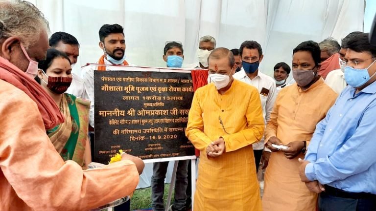 मंत्री श्री सखलेचा द्वारा गौशाला का भूमिपूजन