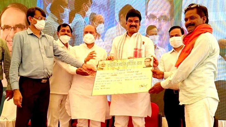 राजस्व एवं परिवहन मंत्री श्री राजपूत ने किसानों को वितरित किये बीमा राशि के प्रमाण-पत्र