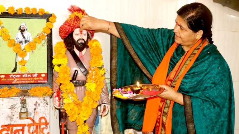 संस्कृति मंत्री सुश्री ठाकुर द्वारा बलिदानी पिता-पुत्र शंकर-रघुनाथ शाह को नमन