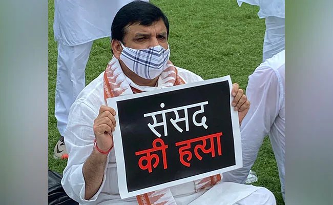 aap rajyasabha MP sanjay singh sits on protest decked with sheets and pillow inside rajyasabha – कृषि बिल पास होने के विरोध में संसद में चादर-तकिया लेकर धरने पर बैठे AAP सांसद संजय सिंह
