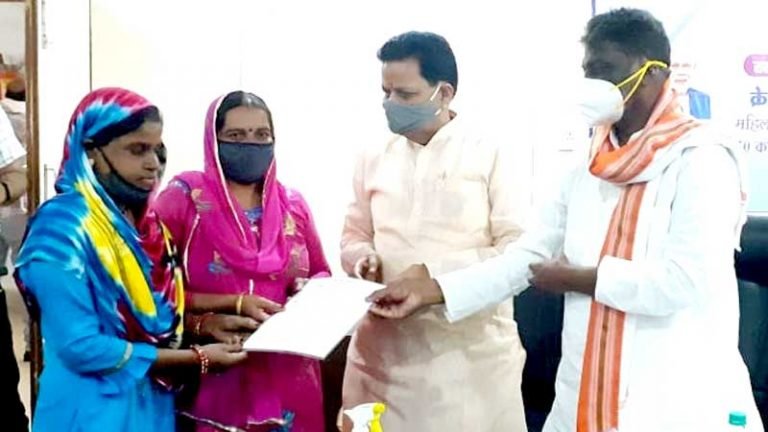 समूहों को मिले ऋण से महिलाएं अपना रोजगार स्थापित कर सकेंगी-स्वास्थ्य मंत्री डॉ. चौधरी