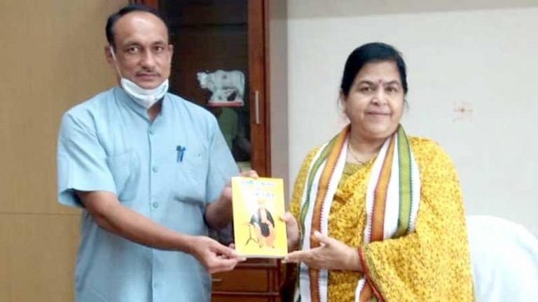 आध्यात्म मंत्री सुश्री ठाकुर द्वारा महर्षि दयानंद का समाज-दर्शन ग्रंथ का विमोचन
