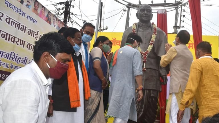 मुख्यमंत्री शिवराज सिंह चौहान द्वारा ग्राम कोद में सरदार वल्लभ भाई पटेल की प्रतिमा का अनावरण