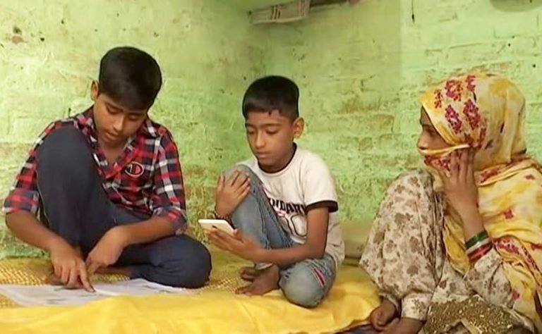 मुंबई : कोरोना काल में मुश्किल हुई पढ़ाई, तो बच्चों को पढ़ाने निकले 'स्पीकर टीचर'