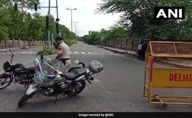 दिल्ली के महरौली में मुठभेड़ के बाद पुलिस ने ईनामी बदमाश को पकड़ा
