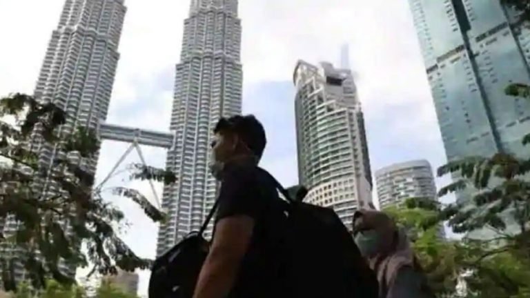 Malaysia bans Indians from entering the country due to growing number of COVID-19 infections | ट्रैवल करने से पहले जान लीजिए, इस देश ने भारतीयों की एंट्री पर लगाया बैन
