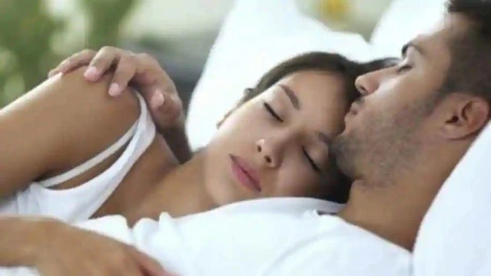डॉक्टर की सलाह, कोरोना काल में सेक्स के दौरान पहने मास्क, किसिंग से बचें
