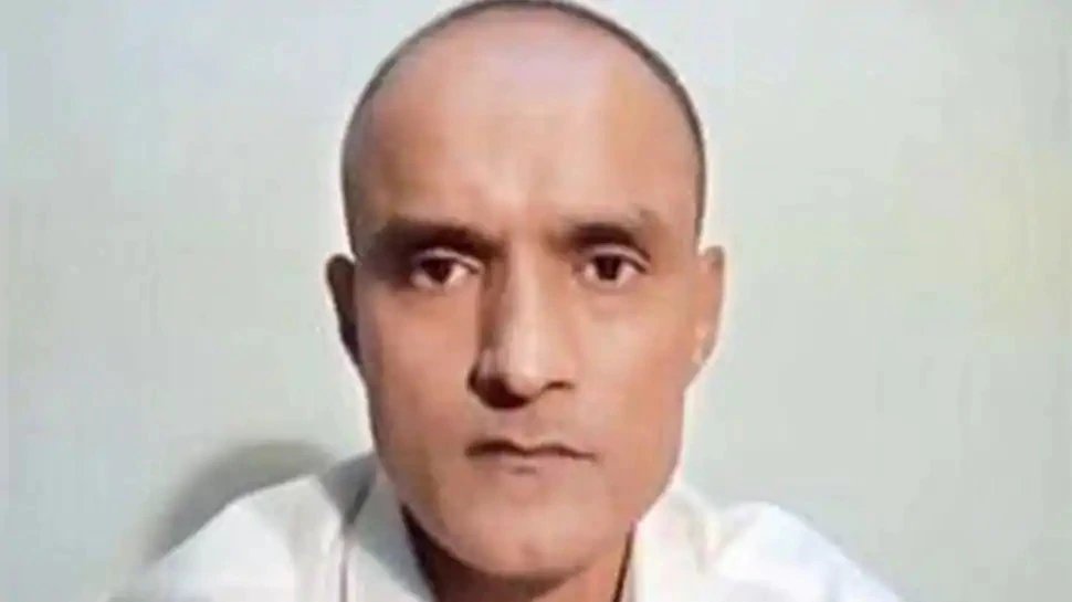 कुलभूषण जाधव केस: पाक हाई कोर्ट ने कहा- वकील की नियुक्ति के लिए भारत को एक और मौका दें