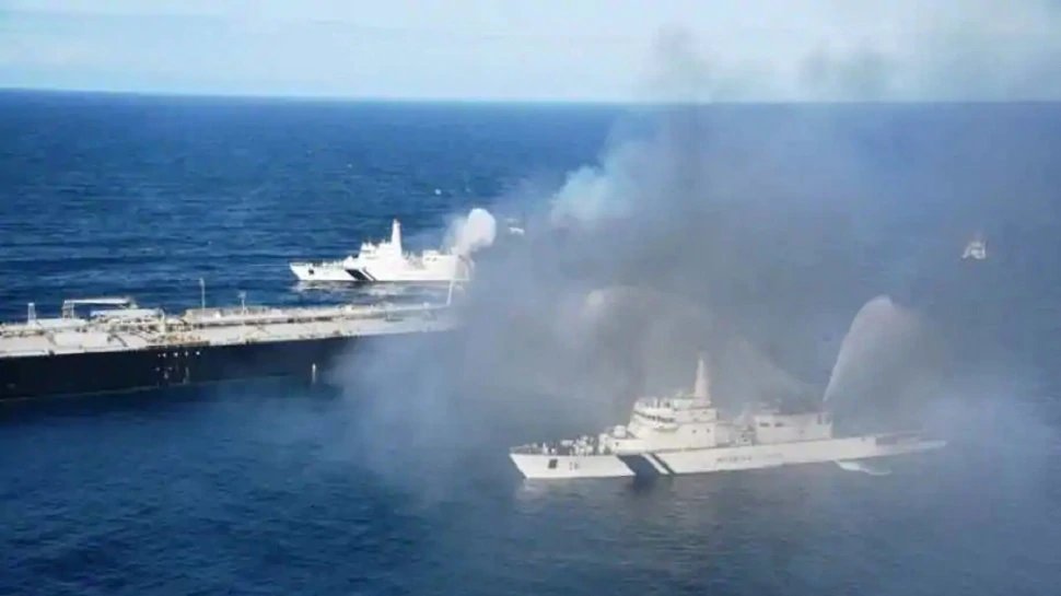 Oil tanker ‘New Diamond’ towed from Sri Lanka coast, firefighting continues, no oil spill | तेल टैंकर ‘New Diamond’ को श्रीलंका तट से किया दूर, अग्निशमन कार्य जारी, अब तक नहीं हुआ तेल का रिसाव