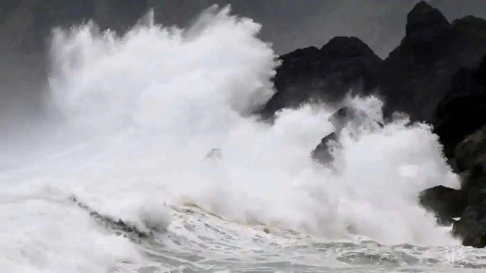 Japan orders evacuation of over 810,000 people as typhoon Haishen approaches: Reports | जापान में तूफान के कारण तबाही की आशंका, 8 लाख लोगों को हटाया गया