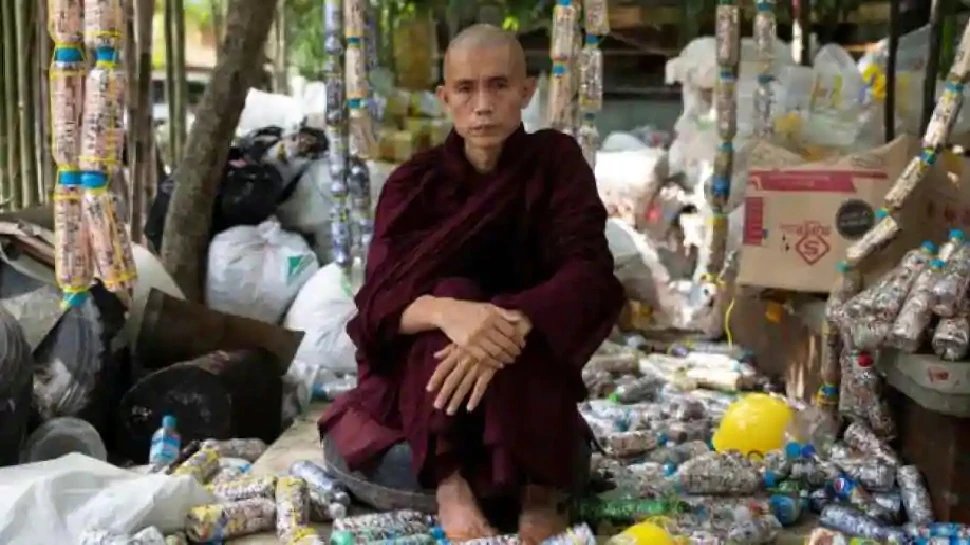 A Buddhist monk from Myanmar recycling plastic waste after the pandemic outbreak | म्यांमार के इस बौद्ध भिक्षु ने महामारी के दौरान जब लोगों को ढेर सारा प्‍लास्टिक निकालते देखा तो…