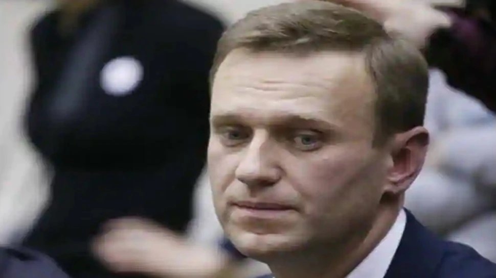 Navalny’s team claims he was poisoned through water bottle found in hotel | व्लादिमीर पुतिन के विरोधी को पानी की बोतल में दिया गया था जहर, Video से हुआ खुलासा!