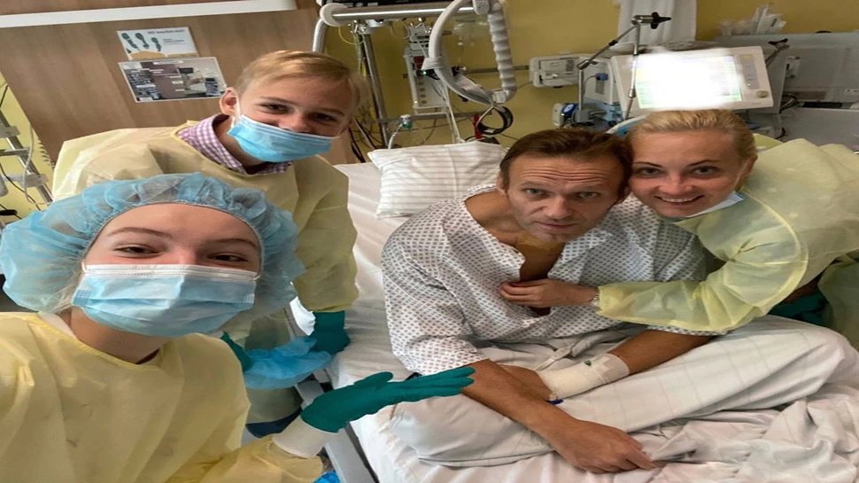 Kremlin critic Navalny pictured walking downstairs as he recovers from novichok poisoning |व्लादिमिर पुतिन के विरोधी नेता नवलनी की सेहत में सुधार, पानी में दिया गया था जहर