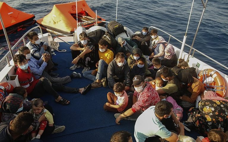The Afghan migrants were put back in the sea by the Greek authorities on board their boats | बेहतर जीवन की आस में पहुंचे अफगान प्रवासियों को यूनान ने समुद्र में छोड़ा, किया दुर्व्यवहार