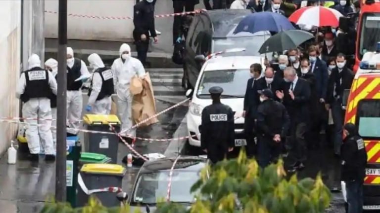 Paris knife attack clearly an act of Islamist terrorism, says French interior minister | शार्ली हेब्दो के पुराने ऑफिस पर साधारण नहीं, बल्कि इस्लामिक आतंकी हमला हुआ: फ्रांस के गृहमंत्री