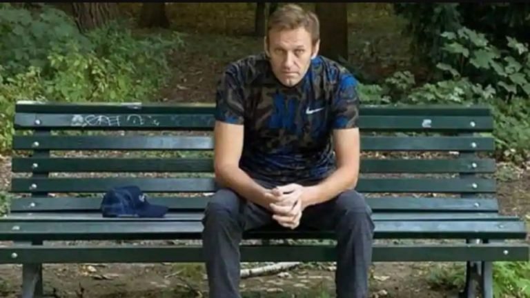 Navalny thanks Russian pilots, medics for saving his life | कोमा से बाहर निकले नवेलनी ने रूसी पॉयलटों-डॉक्टरों को कहा शुक्रिया