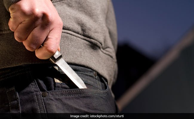 बदमाशों ने चाकुओं से गोदकर की युवक की हत्या, CCTV फुटेज के आधार पर तलाश में जुटी पुलिस..