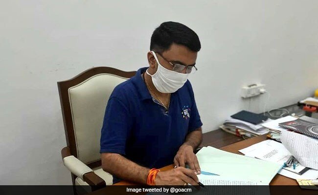 Corona-infected Goa chief minister was seen handling the work by signing the file – कोरोना संक्रमित गोवा के मुख्यमंत्री फाइल पर हस्ताक्षर कर कामकाज निपटाते दिखे
