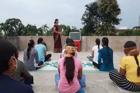 कोरोना संकट के बीच बच्चों को घर-घर जाकर पढ़ा रही हैं ये टीचर, सोशल डिस्टेसिंग का रखती हैं ख्याल