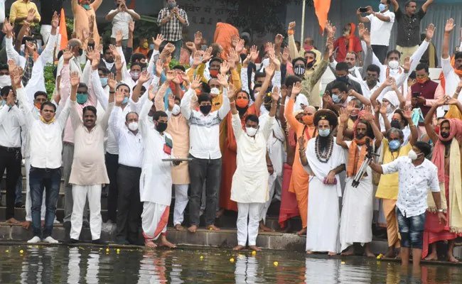 कोरोना को ठेंगा बताकर निकाली जा रही कलश यात्रा, चुनावी माहौल में सोशल डिस्टेंसिंग का क्या काम!