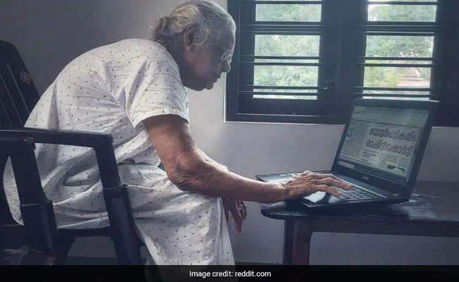 90-year-old woman in Kerala is learning to use laptops to read e-editions of newspapers – केरल में 90 साल की वृद्ध महिला अखबारों के ई-संस्करण को पढ़ने के लिए सीख रही हैं लैपटॉप का उपयोग