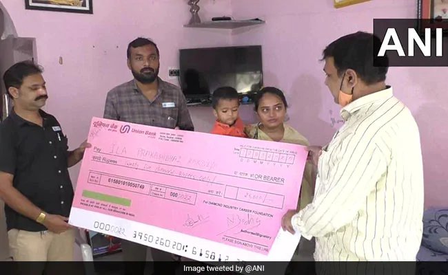 कोरोना संकट में मदद को आगे आए डायमंड कारोबारी, 32 पीड़ित परिवारों को सौंपे चेक
