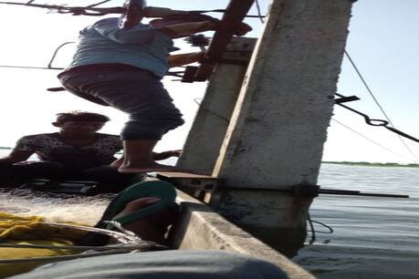 रायपुर: बाढ़ में नाव से लाइन सुधारने पहुंचे बिजली कर्मी, अधिकारी भी बोले- क्या बात है!