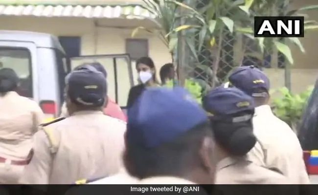 सुशांत सिंह केस : NCB के लॉकअप में कटी रिया चक्रवर्ती की रात, भायखला जेल होगी नया ठिकाना