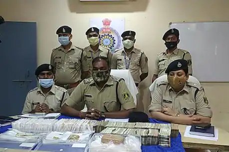 बड़ी कार्रवाई: ओडिशा बॉर्डर से 4 किलो सोना और 32 लाख कैश के साथ 3 आरोपी गिरफ्तार