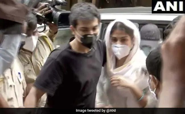 तलाशी के बाद रिया चक्रवर्ती के भाई शौविक, सुशांत के मैनेजर मिरांडा को साथ ले गई NCB
