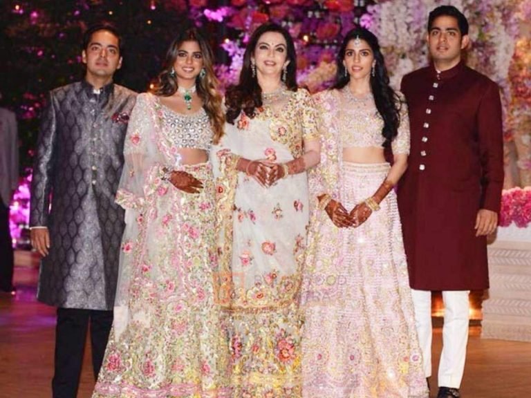 पूजा के लिए नीता अंबानी-श्लोका मेहता ने चुनी एक जैसी साड़ी, तस्वीरें देख लोग बोले- जैसी सास वैसी बहू