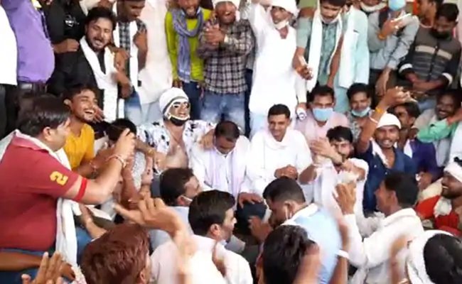 किसान बिल के खिलाफ अमृतसर,रोहतक में सड़कों पर उतरे किसान, हाथों में कृपाण; नारेबाजी कर किया सड़क जाम