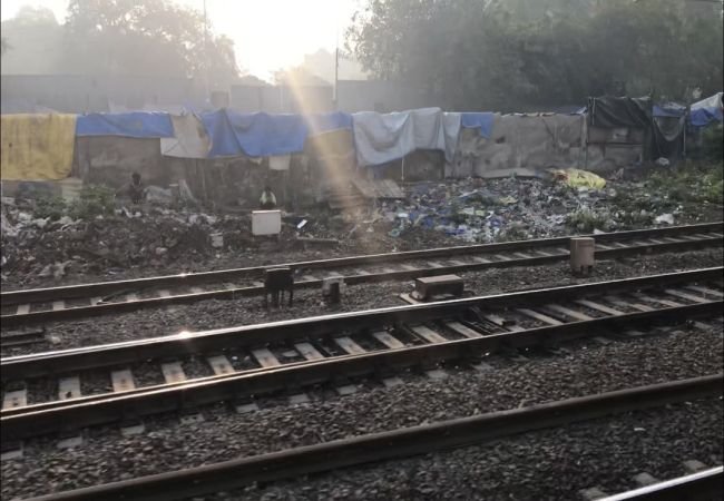 Supreme Court orders removal 48000 slums situated along railway tracks in Delhi  – दिल्ली-NCR में रेलवे ट्रैक के आसपास बसी करीब 48,000 झुग्गी-झोंपड़ियां हटाई जाएंगी, SC का आदेश