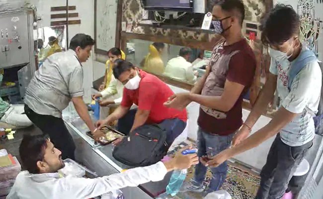 Watch: Bizzarre loot in UP, Two youth Walked in Jewellery Store, Sanitised Hands and robbed it – यूपी: ज्‍वेेलरी स्‍टोर में अनोखे अंदाज में लूट, मास्‍क पहने लुटेरे पहुंचे, हाथ सैनिटाइज किए और.. देखें VIDEO