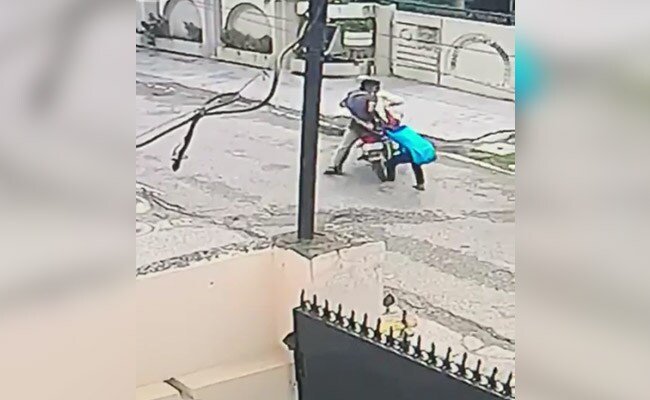 जालंधर में लुटेरों से भिड़ी 15 साल की बहादुर लड़की, घायल होने के बावजूद 1 को पकड़ा