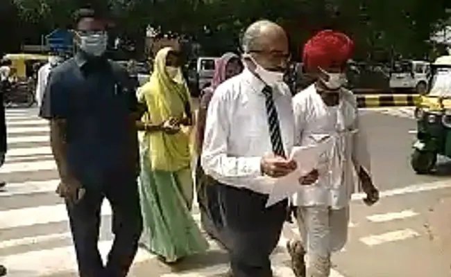 अवमानना केस : प्रशांत भूषण ने जमा किया 1 रुपये जुर्माना, बोले - अभिव्यक्ति की आजादी का गला घोंटा जा रहा