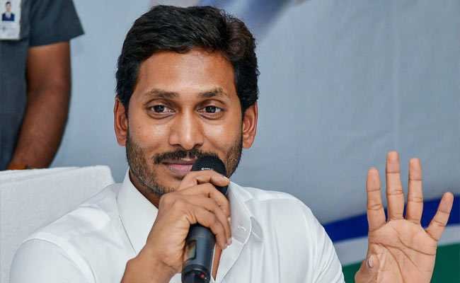 Andhra Pradesh CM Jagan Mohan Reddy stops his convoy to make way for ambulance – आंध्र प्रदेश के मुख्यमंत्री जगन मोहन रेड्डी ने एम्बुलेंस के लिए रोका अपना काफिला