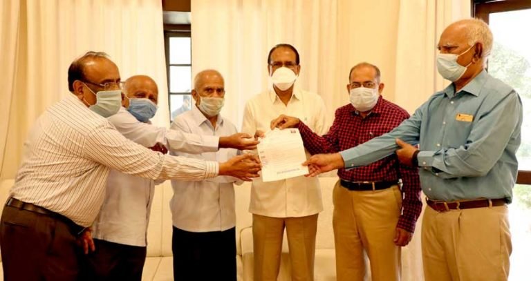 मुख्यमंत्री श्री चौहान को रिटायर्ड बैंक अधिकारियों ने चेक भेंट किया