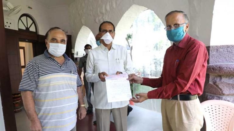 मध्यप्रदेश ग्रामीण बैंक पेंशनर्स एसोसिएशन द्वारा सीएम सहायता कोष में चेक भेंट