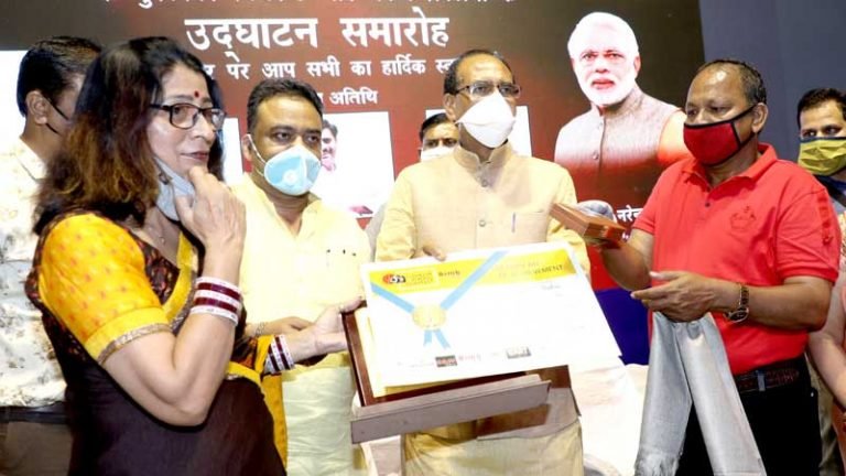 कोरोना काल की कहानी बताती तस्वीरें