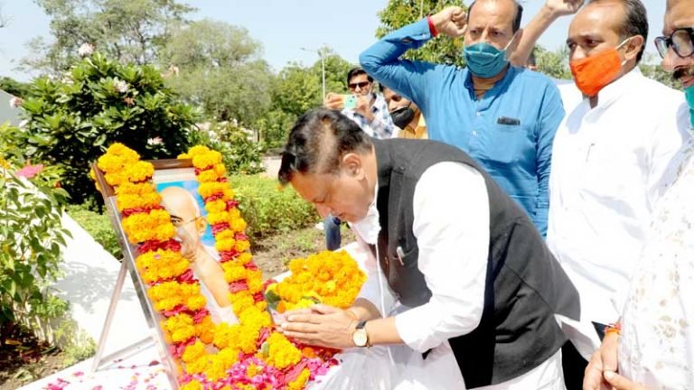 सहकारिता मंत्री ने राष्ट्रपिता महात्मा गांधी व पूर्व प्रधानमंत्री श्री लाल बहादुर शास्त्री को किया नमन