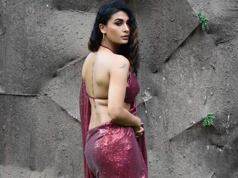 Pavitra Punia bigg boss 14 saree: बिग बॉस 14 में ऐसी साड़ी पहनकर पहुंची पारस छाबड़ा की एक्स पवित्रा पुनिया कि देखने वाले बोले ‘हॉटनेस ओवरलोड – pavitra punia golden saree and deep cut neckline blouse for bigg boss 14 is getting attention from fans