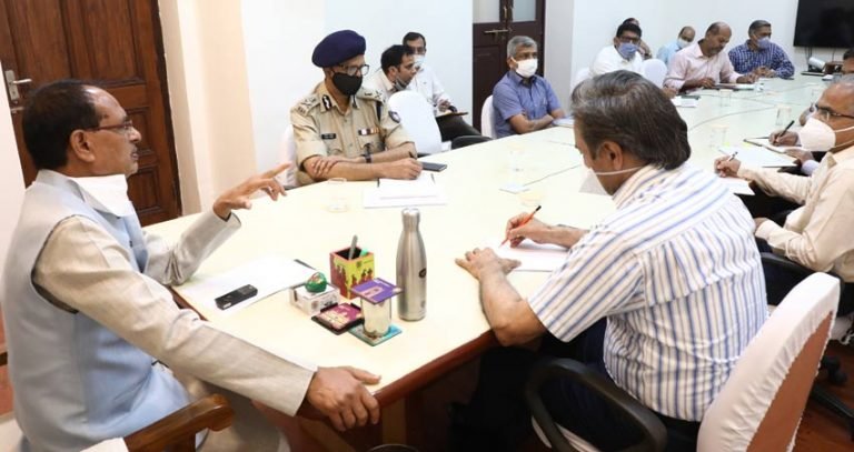 मुख्यमंत्री श्री चौहान ने की अधिकारियों से चर्चा