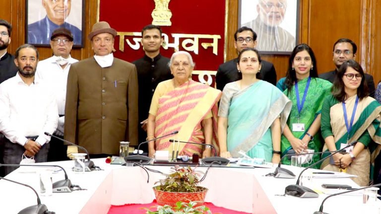 संवेदनशीलता, धैर्य के साथ करें व्यवहार