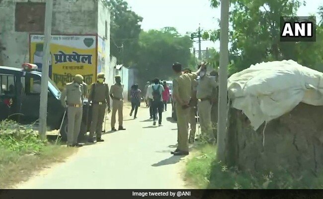 Hathras Updates: मीडिया को पीड़िता के गांव जाने की अनुमति, परिवार को घर में कैद करने का आरोप निराधार : अधिकारी