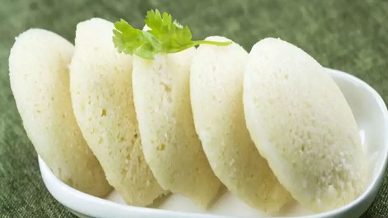 Battle erupted on social media after Britain’s Professor Idli was described as ‘boring’|ब्रिटिश प्रोफेसर ने इडली को बताया ‘बोरिंग’, शशि थरूर ने कहा ‘बद-दिमाग व्यक्ति’